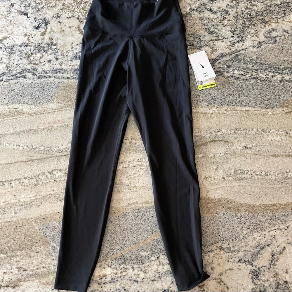 Black Nike “move to zero” small leggings